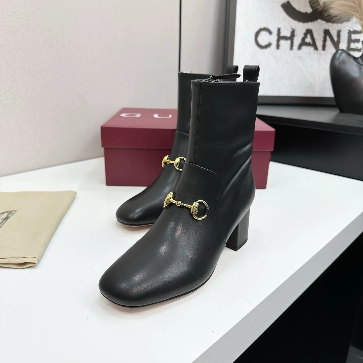 👟👟Ex-factory price 740👟👟 Gucci Gucci 2025G new autumn and winter classic horsebit thick heel short boots. The main series is finally available, and the products are worth looking forward to! Original classics create new designs ✨ Purchasing agent level! Full of high-end feel! A favorite among bloggers at home and abroad, it is retro and fashionable, easy to wear and looks great on your feet! Mainly recommended by the official website, new colors are constantly updated 🆕 ▪️Upper: original calfskin/cloth ▪️Inner lining: imported sheepskin ▪️Outsole: Italian leather outsole ▪️Heel height: 3.5cm ▪️Shoe size: 35-39 (40.41.42 can be customized)